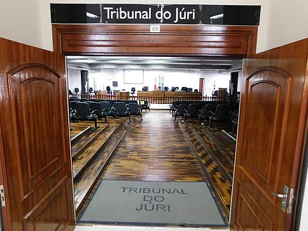 O direito de o Réu ser julgado pelo Tribunal do Júri e não ser preso, em caso de condenação.